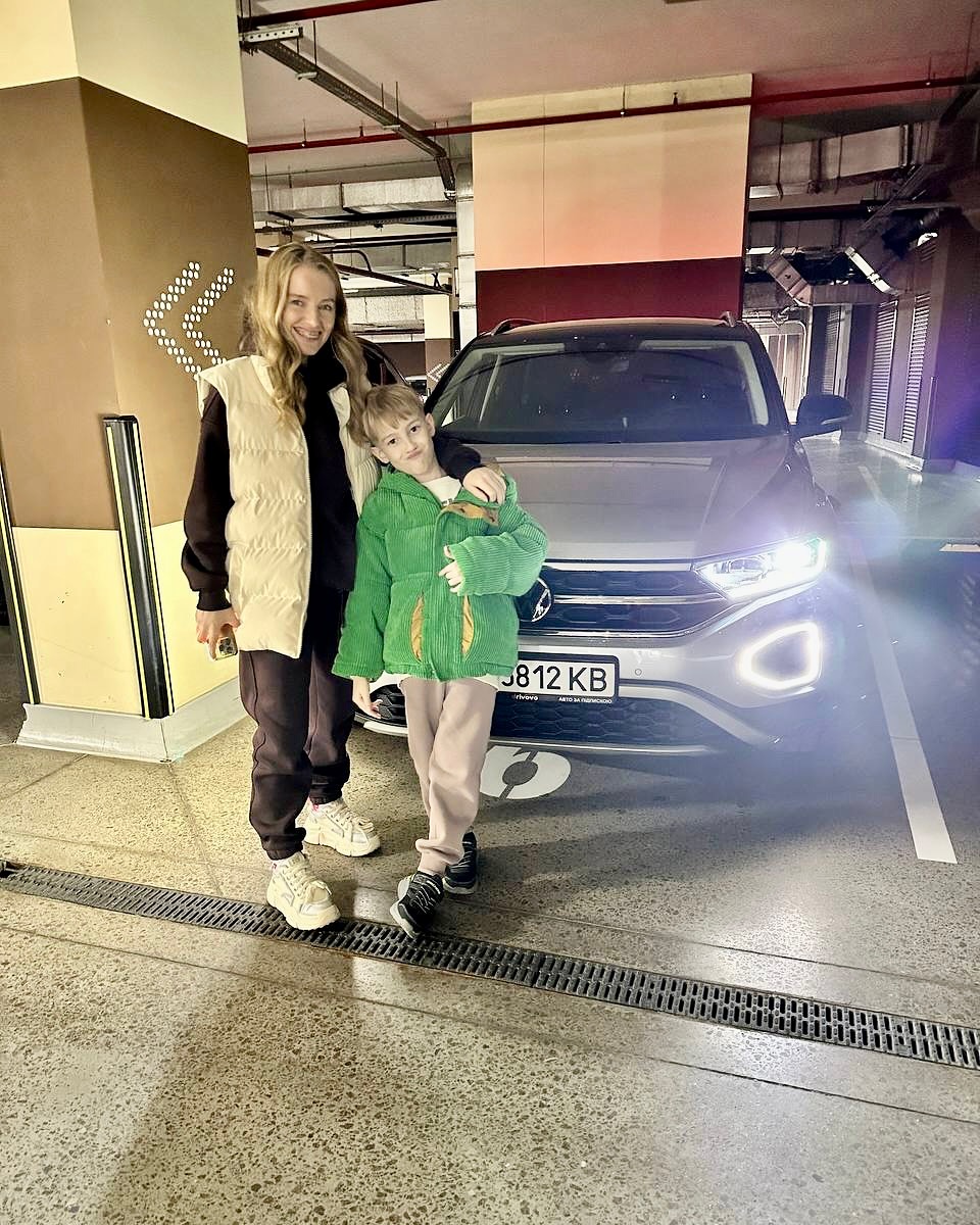 Вікторія сьогодні рвонула від нас на новому Volkswagen T-Roc Sport